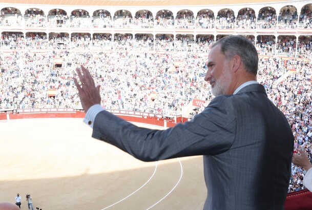Don Felipe saluda al público asistente a la la corrida de la Asociación de la Prensa