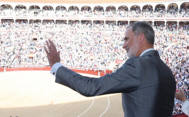 Don Felipe saluda al público asistente a la la corrida de la Asociación de la Prensa