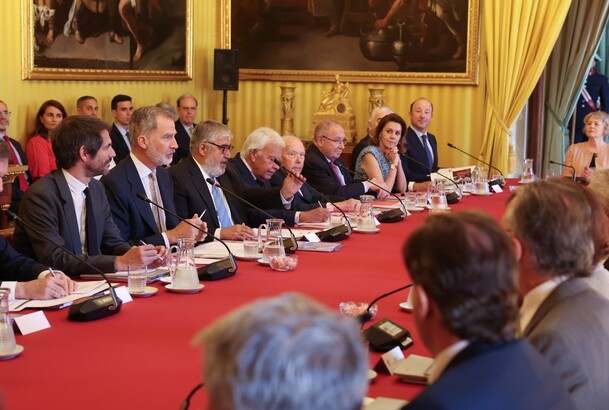 Su Majestad el Rey preside la reunión del Patronato del Real Instituto Elcano de Estudios Internacionales y Estratégicos