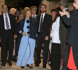 Su Majestad la Reina Doña Sofía saluda a su llegada al Teatro del Generalife de la Alhambra