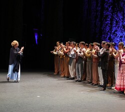 Su Majestad la Reina Doña Sofía aplaude al director del Ballet Nacional de España, Rubén Olmo y a los artistas