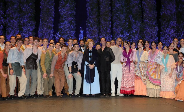 Su Majestad la Reina Doña Sofía con el director del Ballet Nacional de España, Rubén Olmo y los artistas de la Gala