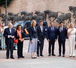 Su Alteza Real la Infanta Doña Elena con las autoridades asistentes a su llegada a la de Plaza de Toros de Las Ventas