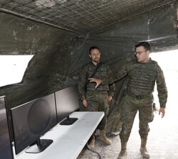 Don Felipe recibe explicaciones de los sensores de los sistemas PATRIOR, HAWK, NASAMS y SKYGUARD utilizados por el Mando de Artillería Antiaérea (UTMA