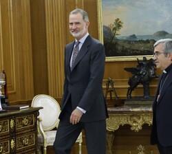 Su Majestad el Rey acompañado de monseñor Luis Javier Argüello García, residente de la Conferencia Episcopal Española, se dirigen a su despacho para l
