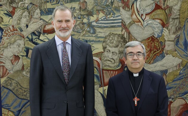 Su Majestad el Rey junto a monseñor Luis Javier Argüello García, presidente de la Conferencia Episcopal Española