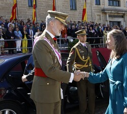 Su Majestad el Rey recibe el saludo de la alcaldesa de San Lorenzo de El Escorial, Carlota López Esteban