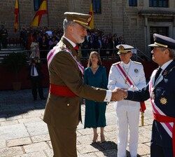 Su Majestad el Rey recibe el saludo del general del Aire, Gran Canciller de la Real y Militar Orden de San Hermenegildo, Miguel Ángel Villaroya, en pr