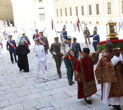 Don Felipe atraviesa el Patio de Reyes hacia la Basílica, acompañado del Cortejo Procesional