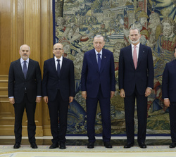 Fotografía de grupo de Don Felipe con el Presidente Erdoğan, el ministro de Asuntos Exteriores, Unión Europea y Cooperación, la embajadora de España e