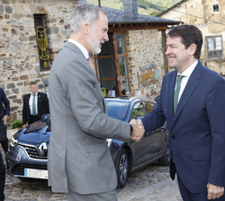 Su Majestad el Rey es recibido por el presidente de la Junta de Castilla y León, Alfonso Fernández Mañueco