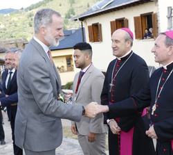 Su Majestad el Rey recibe el saludo del presidente de la Fundación Las Edades del Hombre y obispo de Osma-Soria, Abilio Martínez