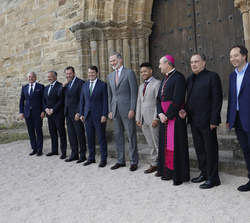 Fotografía de grupo de Su Majestad el Rey con las autoridades y personalidades asistentes
