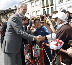 Su Majestad el Rey saluda a los vecinos de Villafranca del Bierzo mientras se dirige a la Colegiata de Santa María 