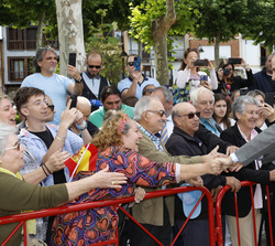 Su Majestad el Rey saluda a los vecinos de Villafranca del Bierzo mientras se dirige a la Colegiata de Santa María 