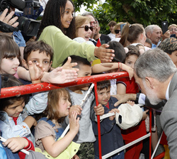 Su Majestad el Rey saluda a unos niños de Villafranca del Bierzo mientras se dirige a la Colegiata de Santa María 