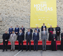 Fotografía de grupo de Su Majestyad el Rey con las autoridades y presonalidades asistentes a la inauguración de la exposición