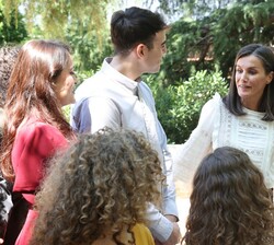 Doña Letizia comparte conversación con los becarios