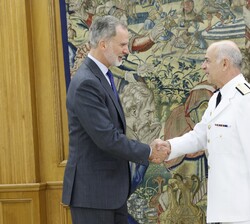 Don Felipe recibe el saludo del almirante Juan Andrés de la Maza Larraín
