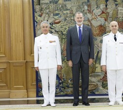 El Rey y el comandante en jefe de la Armada de Chile y el almirante general jefe de Estado Mayor de la Armada española