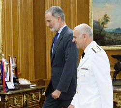 El Rey y el comandante en jefe de la Armada de Chile se diregen al despacho de Don Felipe