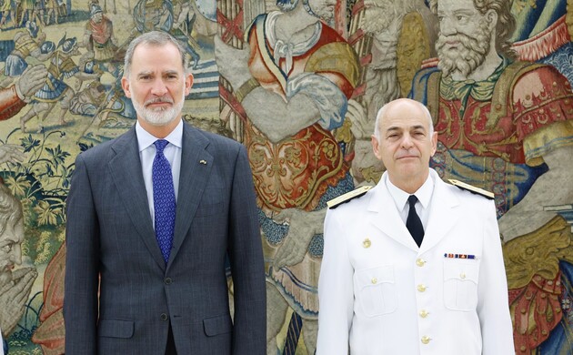 Su Majestad el Rey junto al comandante en jefe de la Armada de Chile, almirante Juan Andrés de la Maza Larraín