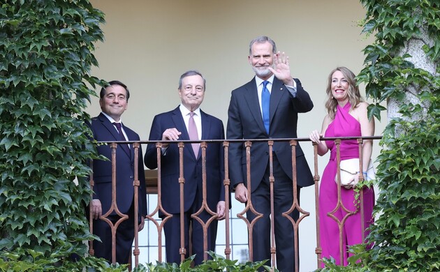 El Rey junto a Mario Draghi, la presidenta de la Junta de Extremadura, María Guardiola, y el ministro de Asuntos Exteriores, Unión Europea y Cooperaci