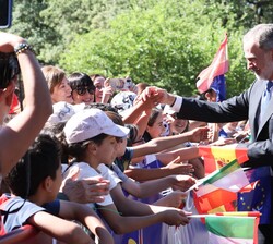 Su Majestad el Rey saluda cariñosamente a los niños presentes a su llegada al Monasterio de San Jerónimo de Yuste