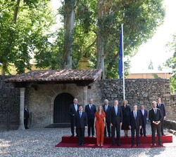Su Majestad el Rey, acompañado del Excmo. Sr. Mario Draghi y las autoridades asistentes al acto bajo la enseña de la Unión Europea