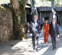 Don Felipe y el Excmo. Sr. Mario Draghi acceden al Monasterio de San Jerónimo de Yuste