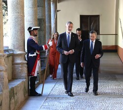 Don Felipe y el Excmo. Sr. Mario Draghi caminan entre alabarderos por el claustro del Monasterio de San Jerónimo de Yuste