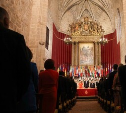 Vista general del interior de la iglesia durante la interpretación del Himno Nacional por el cuarteto de la Orquesta de Extremadura