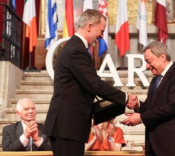 El Excmo. Sr. Mario Draghi recibe el "Premio Europeo Carlos V", en su XVII edición de manos de Su Majestad el Rey
