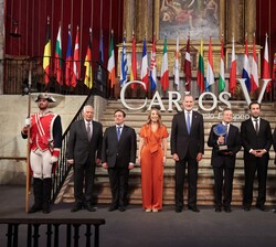 Su Majestad el Rey, junto al Excmo. Sr. Mario Draghi durante la interpretación del Himno de Europa por el cuarteto de la Orquesta de Extremadura