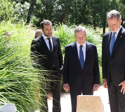 Su Majestad el Rey junto al Excmo. Sr. Mario Draghi observan la placa conmemorativa de la concesión del Sello de Patrimonio Europeo al Monasterio de S