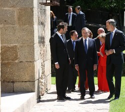 Su Majestad el Rey conversa con el Excmo. Sr. Mario Draghi y el ministro de Economía, Comercio y Empresa, Carlos Cuerpo, al término del acto de entreg