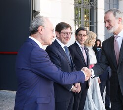 Su Majestad el Rey recibe el saludodel vicepresidente del Patronato de la Fundación COTEC y alcalde de Málaga, Francisco de al Torre