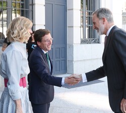 A su llegada para la reunión del Patronato de COTEC, Su Majestad el Rey recibió el saludo del alcalde de Madrid, José Luis Martinez-Almeida
