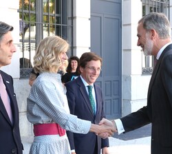 A su llegada para la reunión del Patronato de COTEC, Su Majestad el Rey recibió el saludo de la presidenta del Patronato de la Fundación COTEC, Cristi