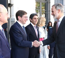 Su Majestad el Rey recibió el saludo del vicepresidente del Patronato de la Fundación COTEC y presidente de CaixaBank, José Ignacio Goirigolzarri