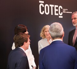 Su Majestad el Rey conversa con las autoridades antes de trasladarse al auditorio para la Gala de COTEC