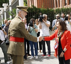 A su llegada, Su Majestad el Rey es recibido por la ministra de Defensa, Margarita Robles