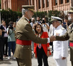 Su Majestad el Rey recibe el saludo del director del Centro Superior de Estudios de la Defensa Nacional, Miguel Bballenilla y García de Gamarra