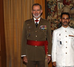 Su Majestad el Rey junto al número uno del curso de Estado Mayor, capitán de Corbeta, Marcos de Sousa Fuchs