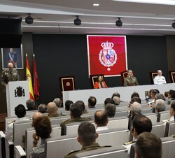 Don Felipe junto a las autoridades durante la intervención del director del Centro Superior de Estudios de la Defensa Nacional