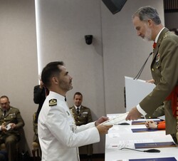 Su Majestad el Rey entrega el diploma al capitán de Corbeta, Marcos de Sousa Fuchs, número uno del curso