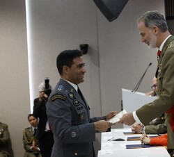 Su Majestad el Rey entrega el título de número uno del curso como alumno extranjero al Mayor del Ejército de Tierra brasileño, Josías Marcos de Resend
