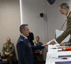 Su Majestad el Rey entrega el título de número uno del curso como alumno extranjero al Comandante del Ejército de Tierra libanés, Elie Semaan