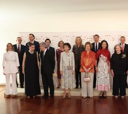 La Reina Doña Sofía con los mecenas de la ESMRS asistentes a la reunión