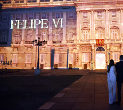 Sus Majestades los Reyes junto a Su Alteza Real la Princesa de Asturias y Su Alteza Real la Infanta Sofía durante la proyección de un videomapping sob